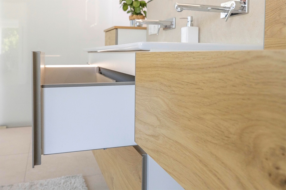 Houten schuif- en frontladen met elegante lichtaccenten 1